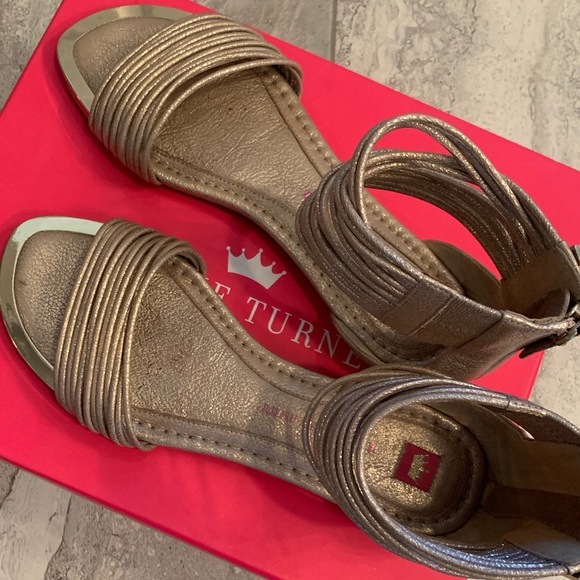 • MOVING LAST CHANCE 7/31/2024 • Elaine Turner strappy gold sandals - Picture 3 of 7